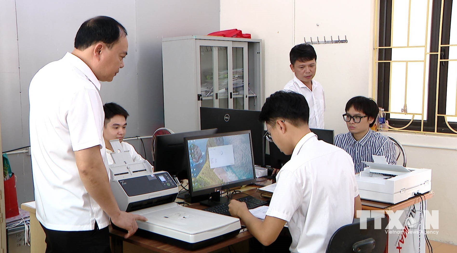 Đảng bộ xã Gia Trấn ứng dụng công nghệ thông tin, nâng cao hiệu quả quản lý và đổi mới hoạt động của các chi bộ. (Ảnh: Hải Yến/TTXVN)